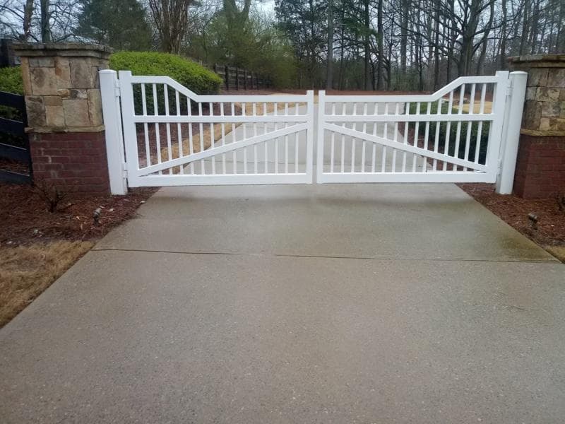 White vinyl privacy fence in Metro Atlanta